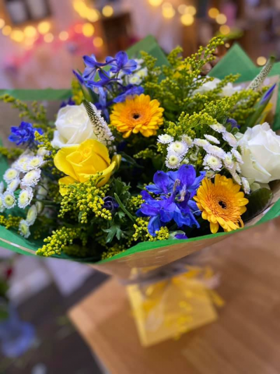 Rise & Shine - A lovely handtied in water presented in a gift box , created using the fresh blooms of the day in yellow, blue and white with complementary foliage.